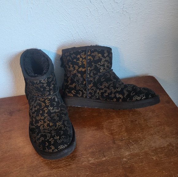 UGG black & gold size 5 booties - Picture 1 of 8